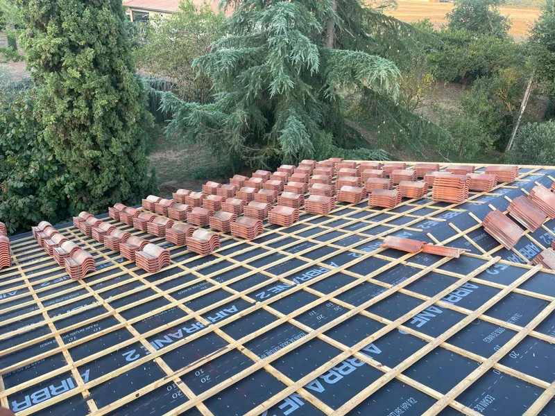 Tuiles empilées prêtes à être posées sur une toiture