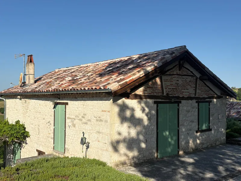 Vue aérienne d'une toiture en tuiles avec vallée en arrière-plan