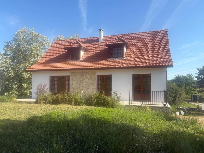Maison avec toiture en tuiles neuve et jardin fleuri