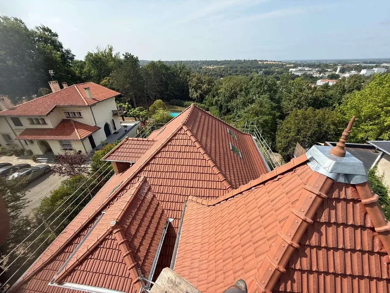 Vue aérienne d'une toiture avec piscine en arrière-plan