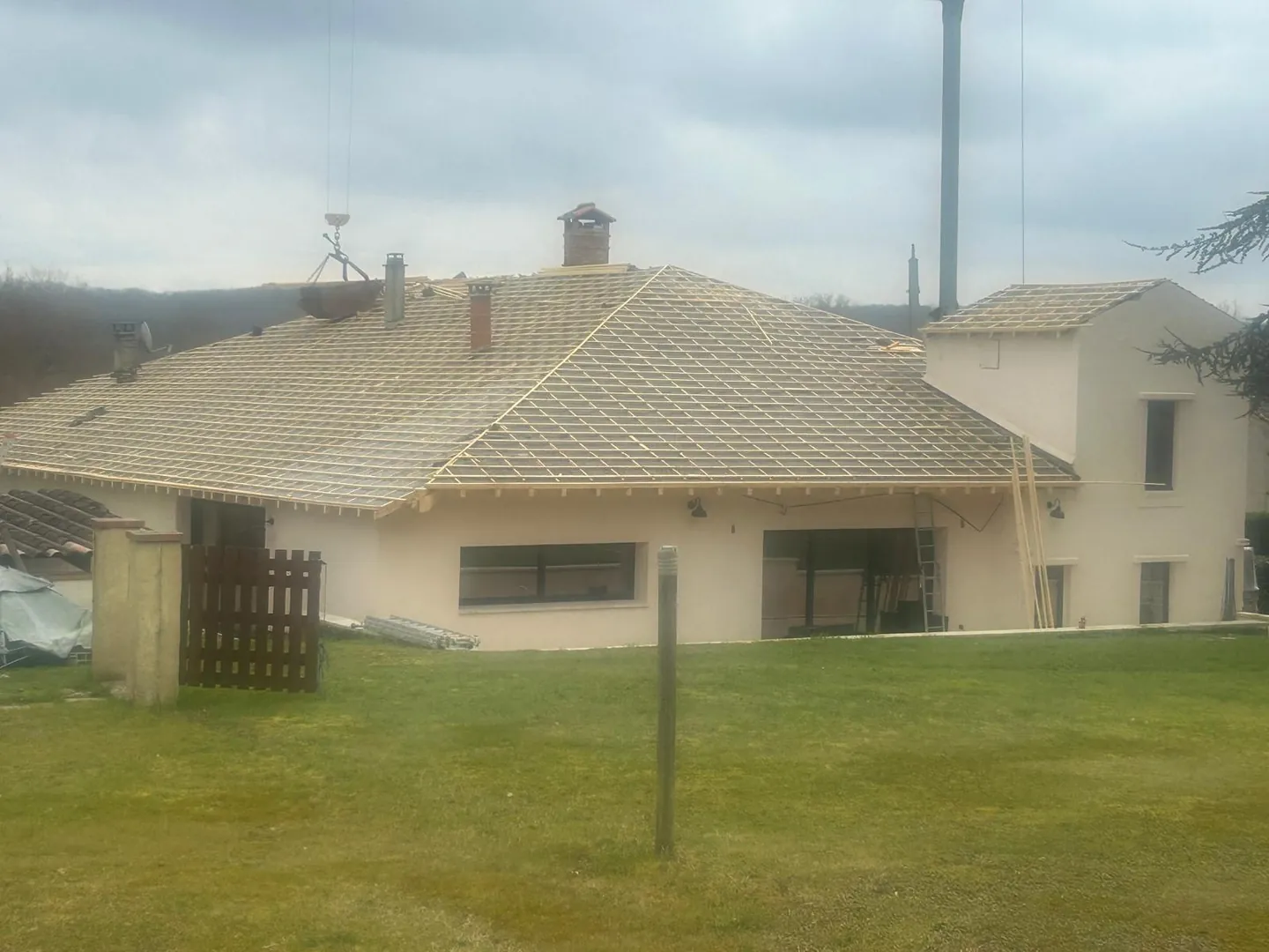 Toiture d'une grande villa en cours de pose de tuiles, vue d'ensemble