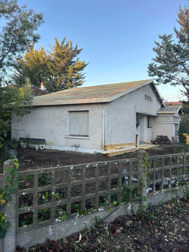 Toiture en cours de pose sur une maison ancienne
