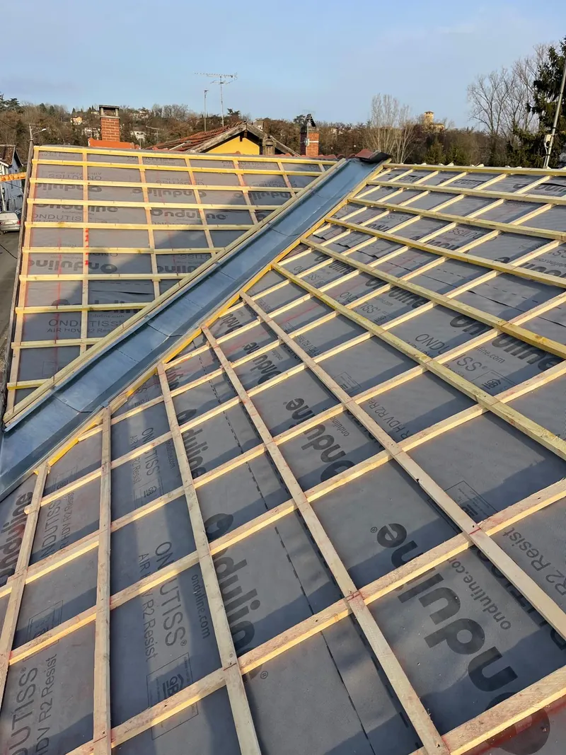 Écran de sous-toiture et noue en zinc avant pose des tuiles