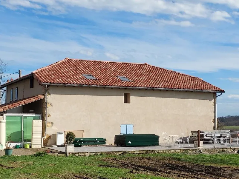 Bâtiment avec toiture en tuiles rénovée, vue d’ensemble