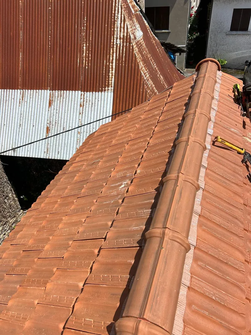 Faîtière et rangs de tuiles neuves fraîchement posées