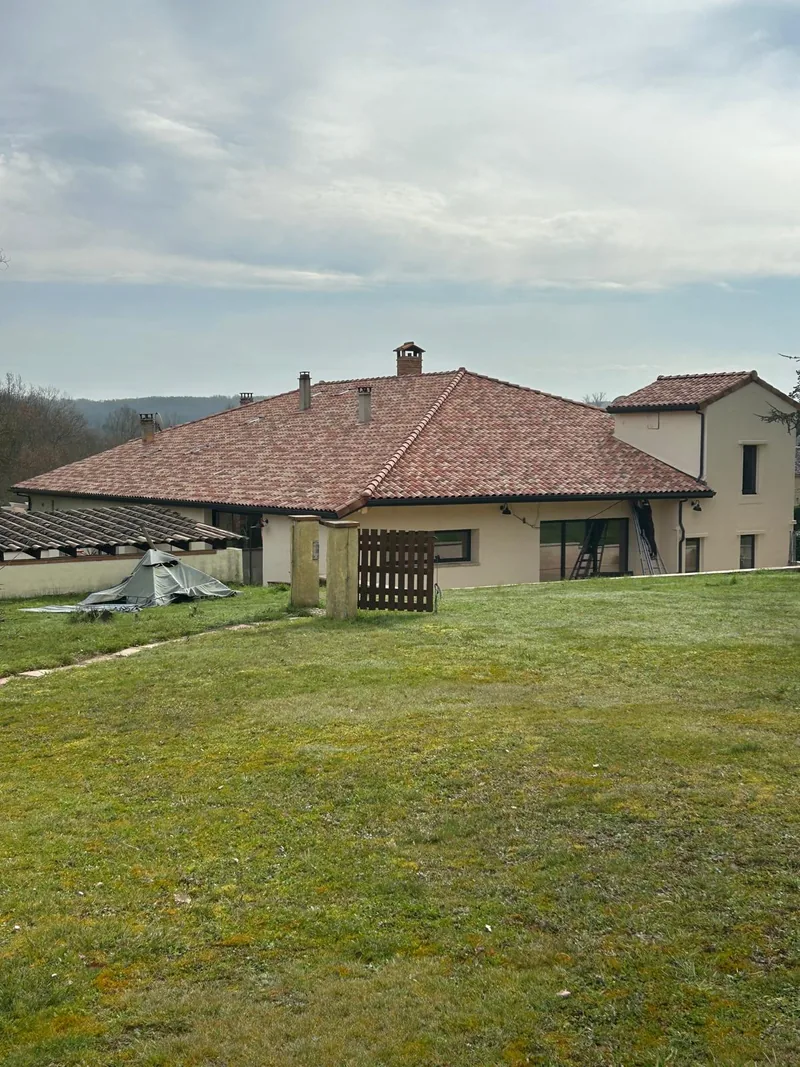 Grande toiture en tuiles sous ciel dégagé