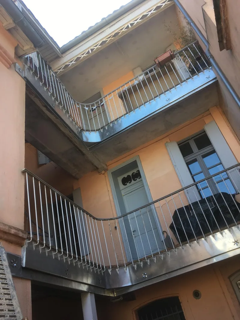 Balcons filants avec habillage zinc neuf en cour intérieure